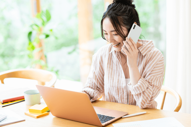 電話をかける女性